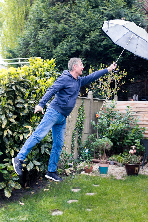 JC Poppins - une photo de lévitation