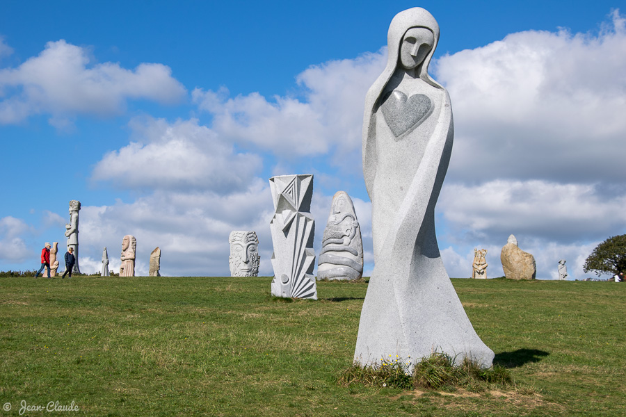 Au premier plan, la statue de Granit Bleuen, patronne des fleurs, 2020