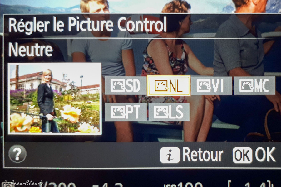Régler le Picture Control sur Neutre afin de réduire le fort contraste des diapositives.