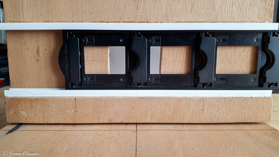 Une fois fixé, le porte glissière du reprodia doit être parallèle au plan du capteur.