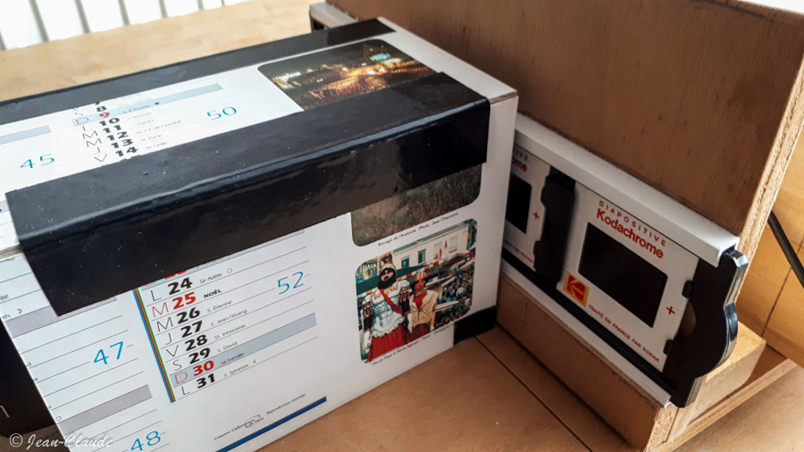 Vue sur le porte diapositive et du cache reflet en carton.