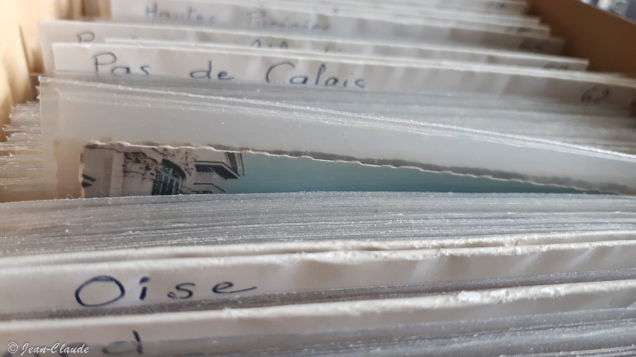 Collection de cartes postales en boite et sous platiques