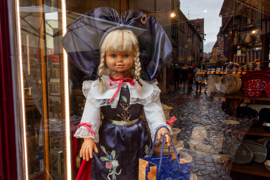 Poupée en vitrine, Colmar.