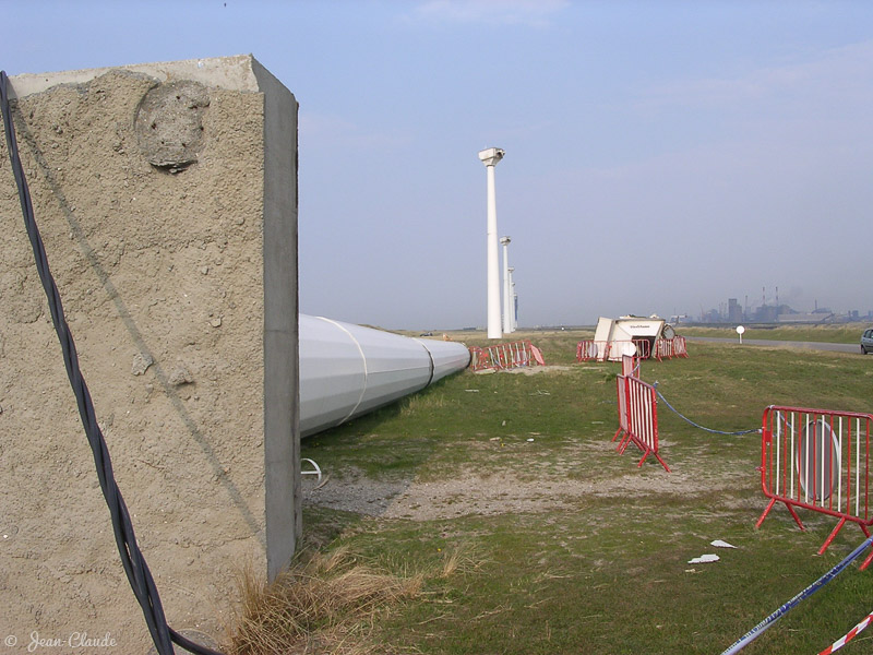 Un autre plan d’une éolienne abattue par le vent en 2004 - digue du Braek