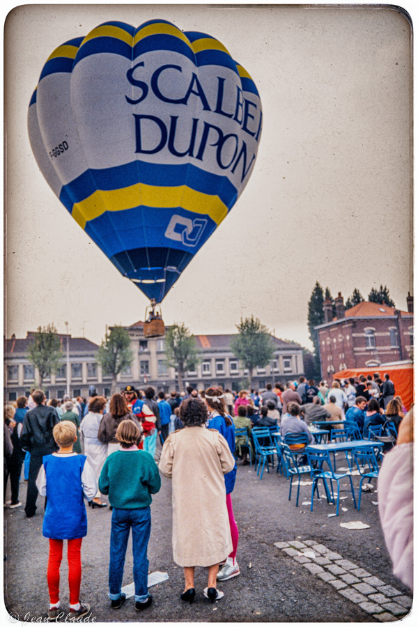 Envol d’une montgolfière sur la place du marché – La Madeleine, 1987