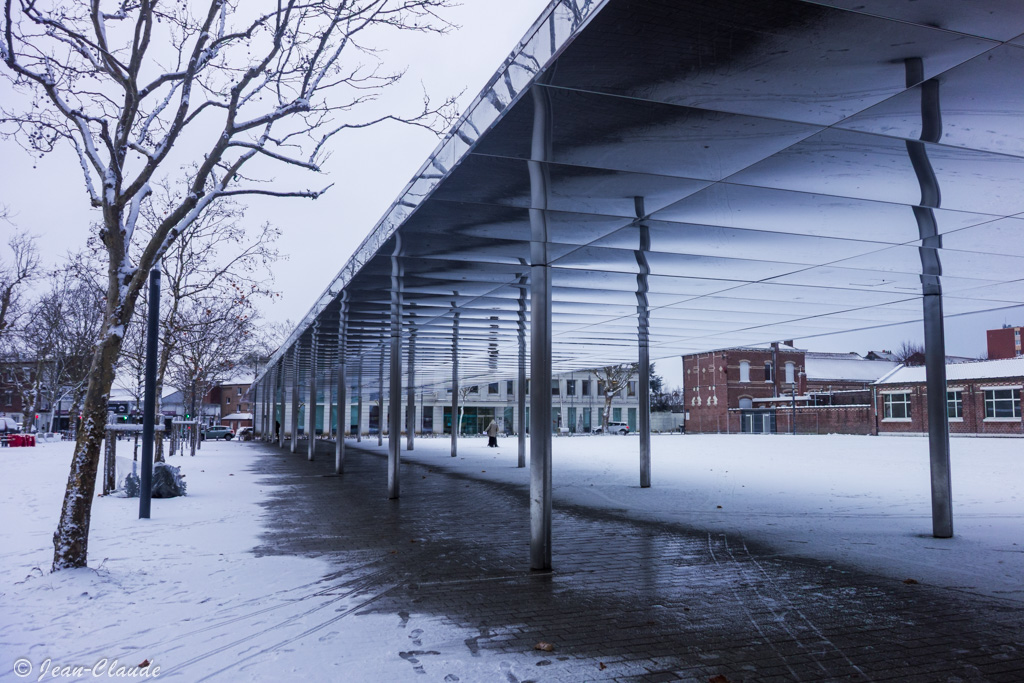 La Madeleine.- La nouvelle place du Marché sous la neige