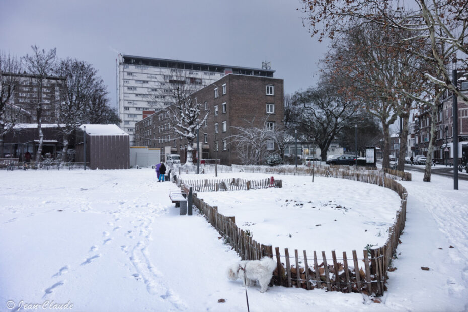 La Madeleine.- La nouvelle place du Marché sous la neige.
