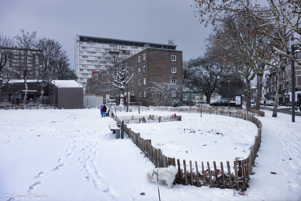 La Madeleine.- La nouvelle place du Marché sous la neige.